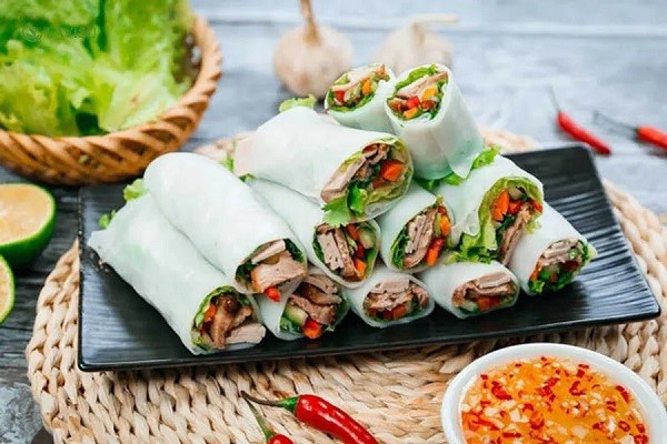 Phở cuốn, một món ăn nhẹ nhàng, thanh mát và phổ biến