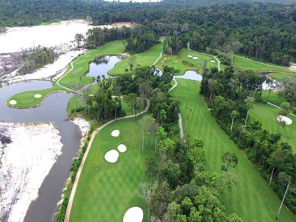 Sân golf thuộc khu du lịch Cửa Cạn