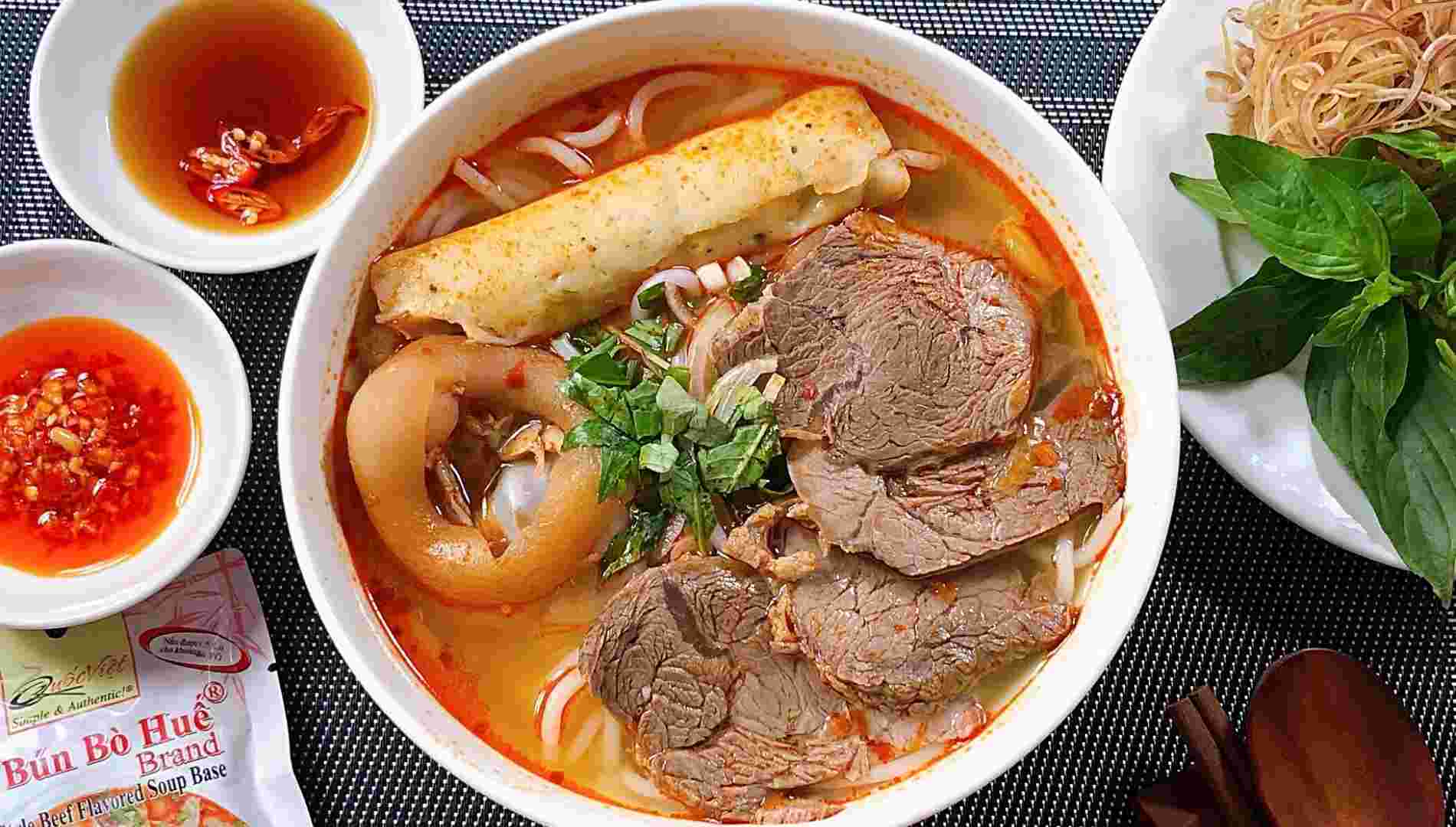 Ảnh hưởng của topping và gia vị đến tổng lượng calo của bún bò