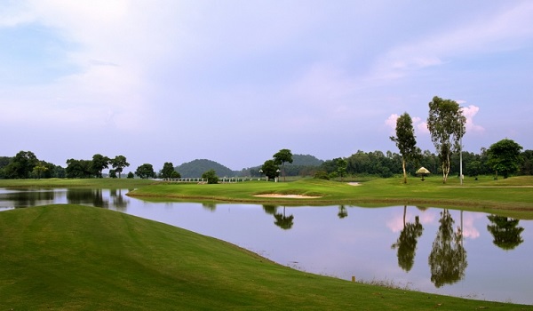 Năm 1993, sân golf Đồng Mô chính thức được thành lập