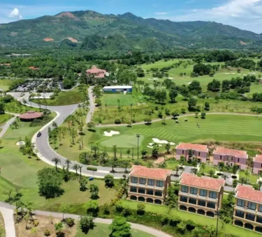 Sân golf Skylake: Tổng quan về sân và bảng giá 2025